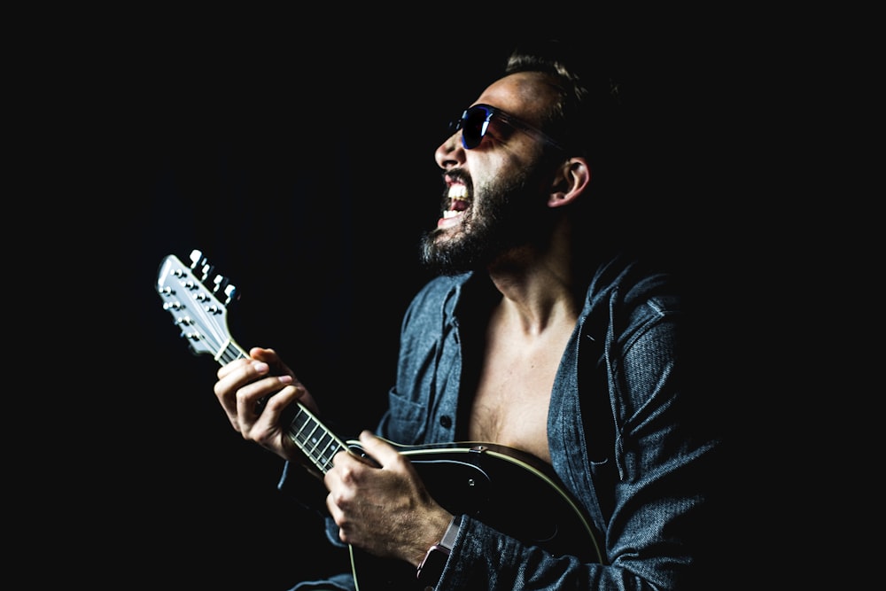 homme jouant d’un instrument à cordes