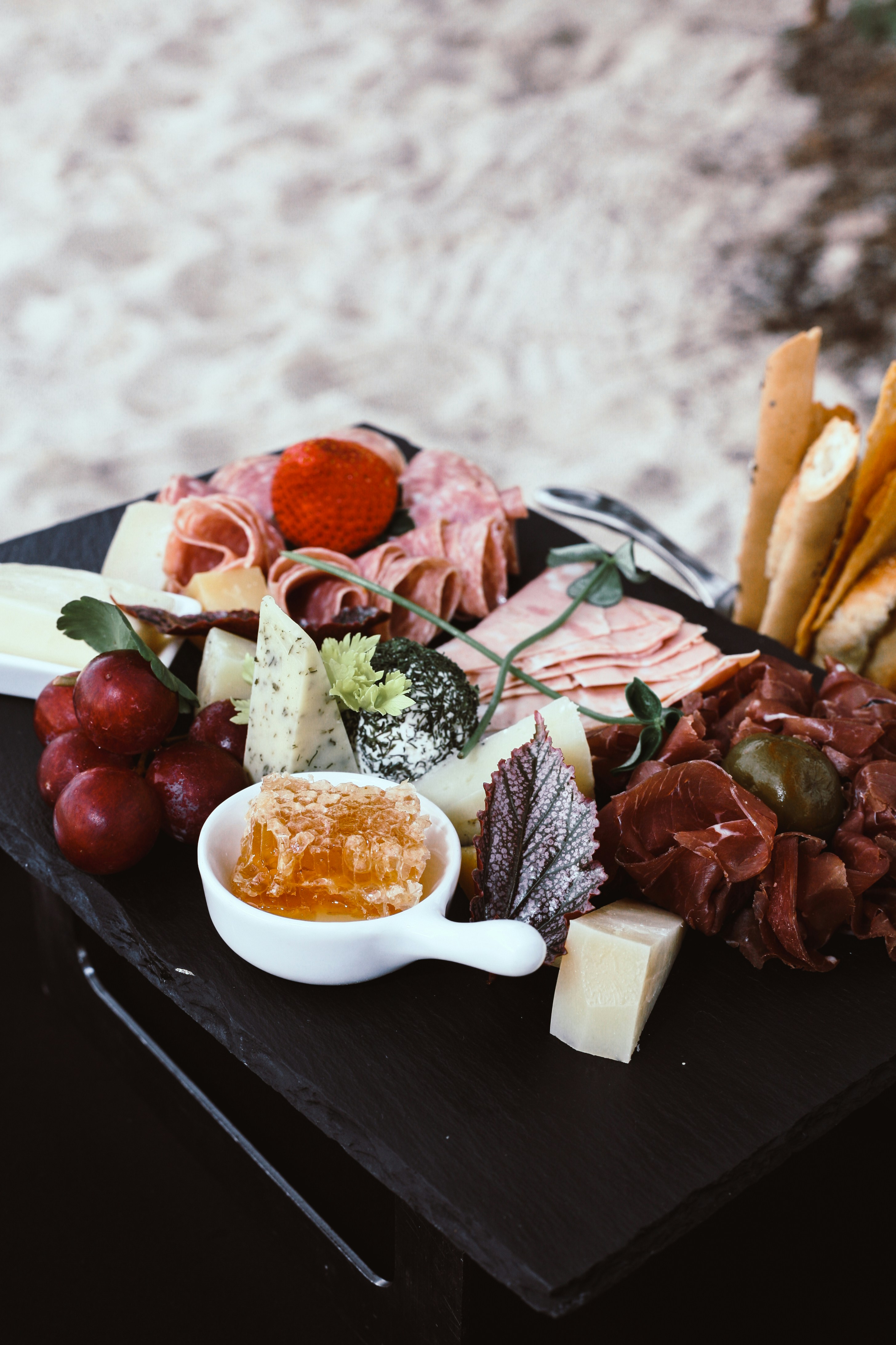 witte keramische container op zwarte houten tafel