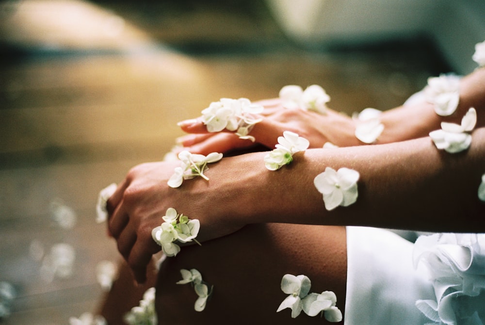 personne entourée de fleurs blanches