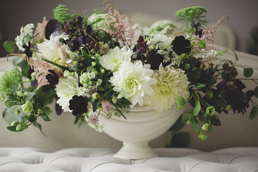 fleurs blanches et rouges sur pot