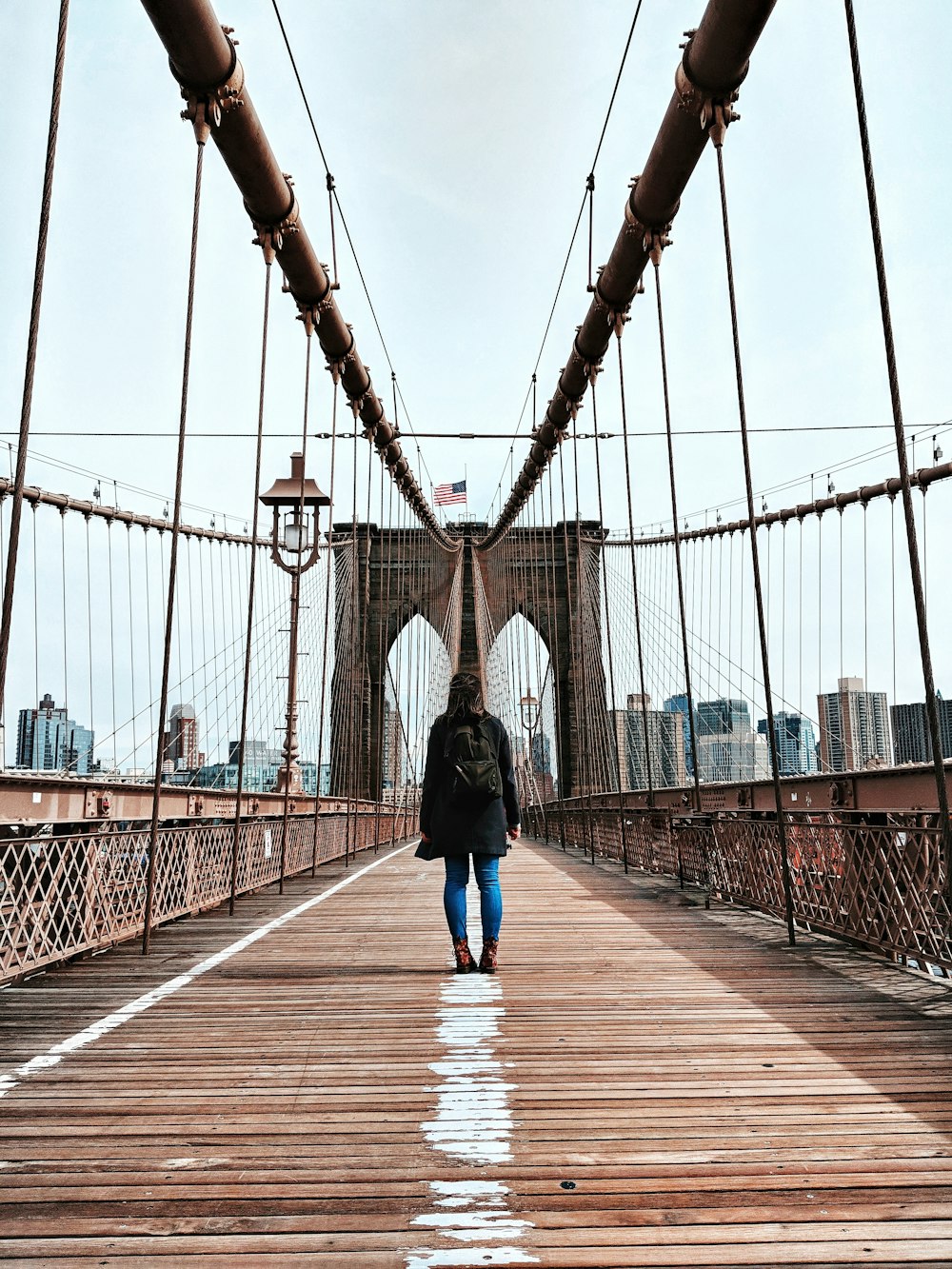 donna in piedi nel ponte