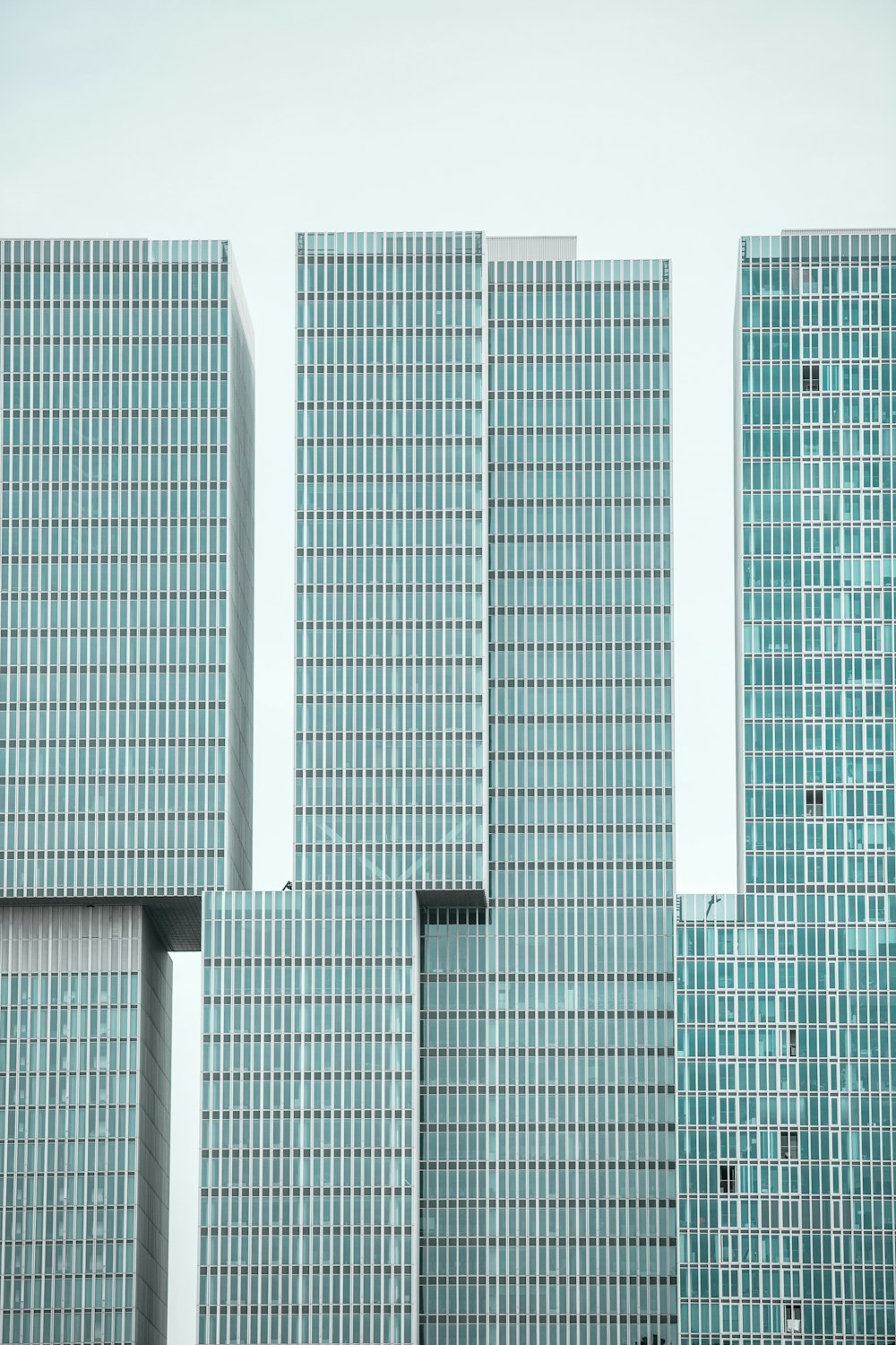 Immeuble de grande hauteur en verre transparent