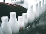 Bouteilles de lait en verre alignées