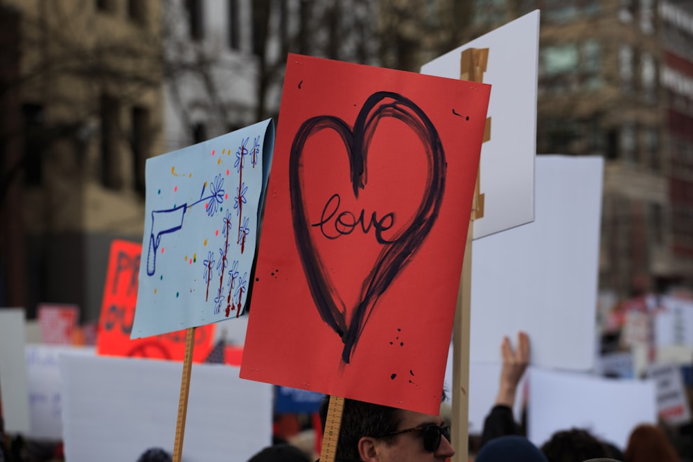 persona sosteniendo el signo del amor