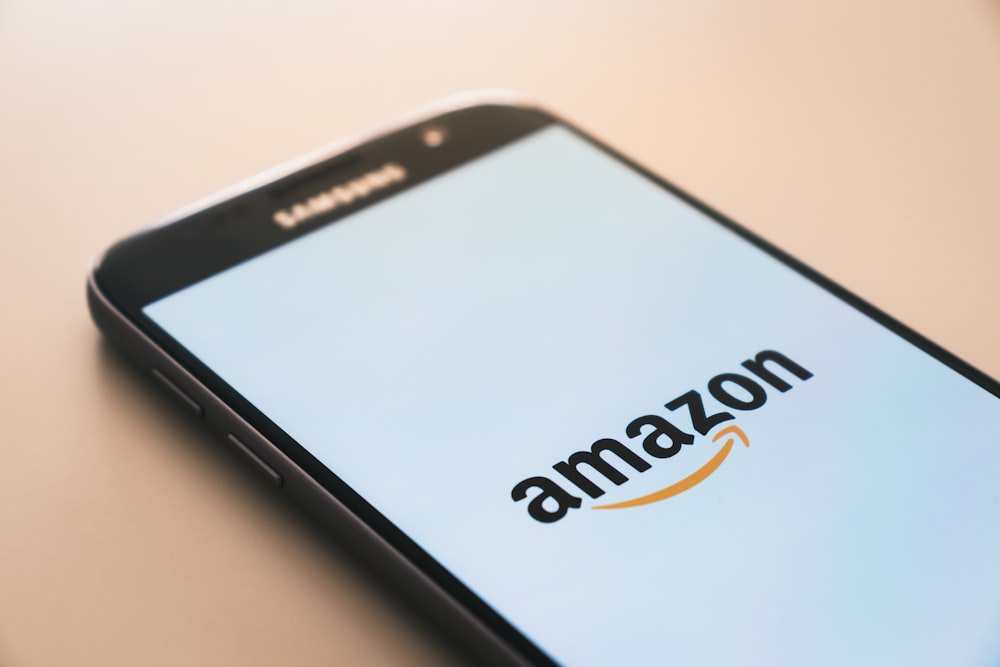 Amazonのロゴが表示された黒いSamsung Galaxyスマートフォン