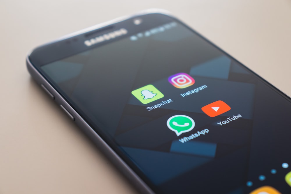 Nahaufnahme des schwarzen Samsung Galaxy-Smartphones
