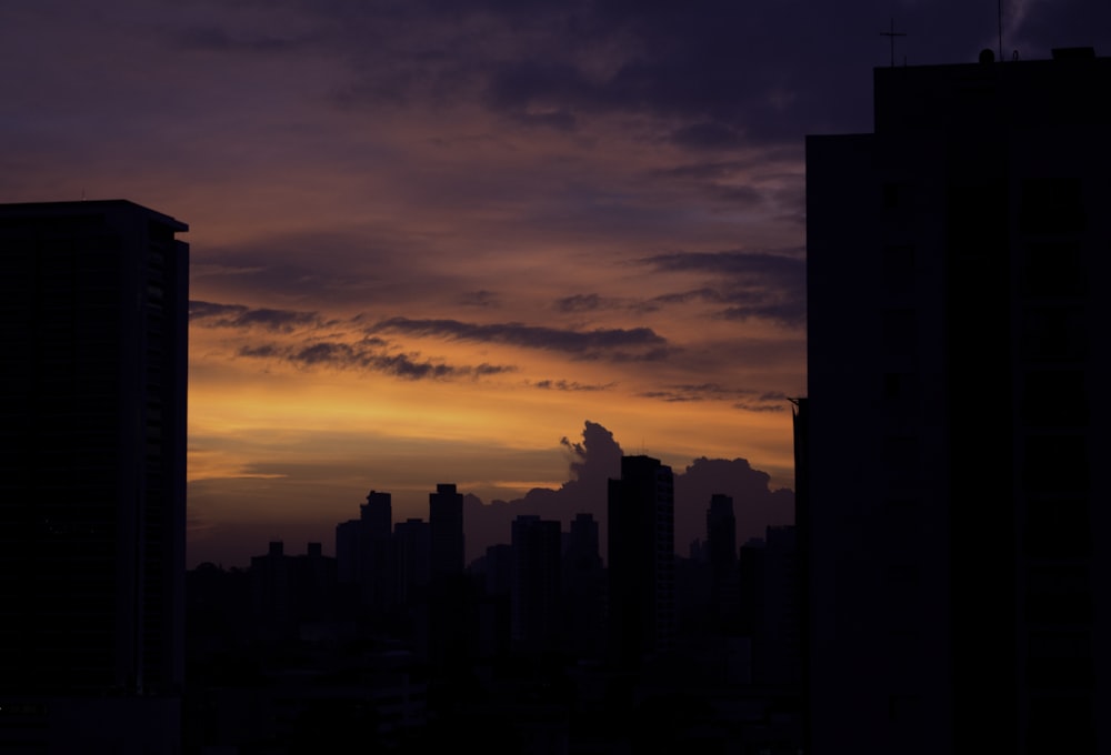 Foto da silhueta do edifício alto sob a hora dourada