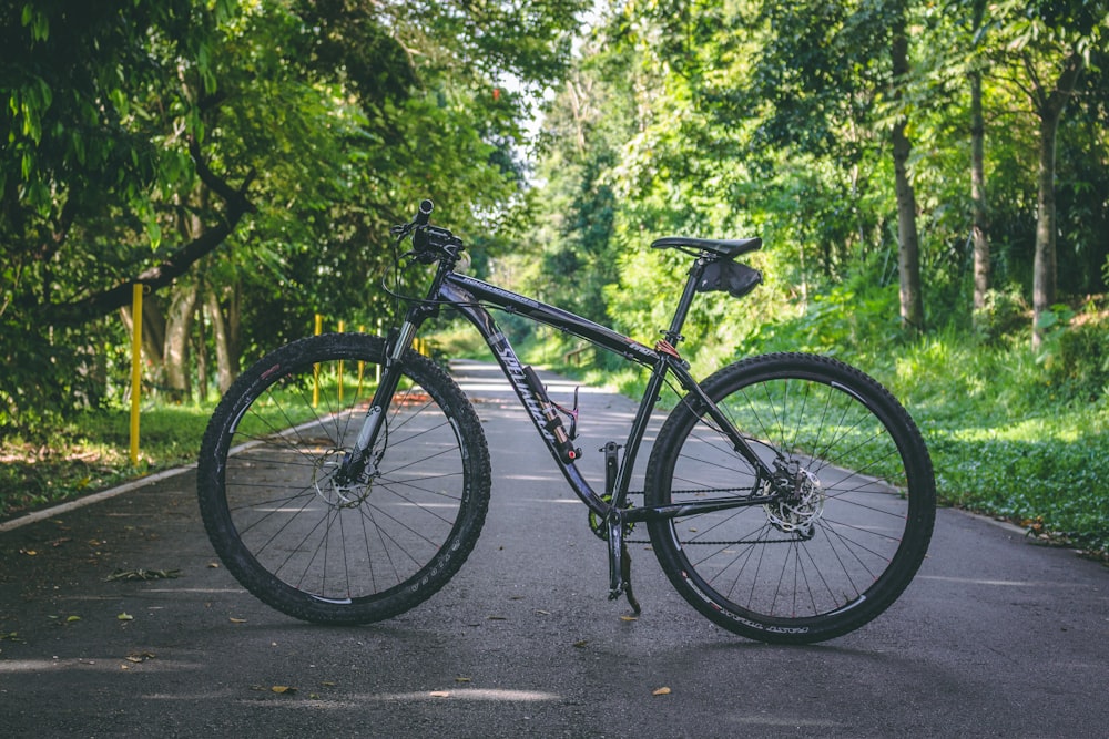 Bicicleta rígida negra en carretera