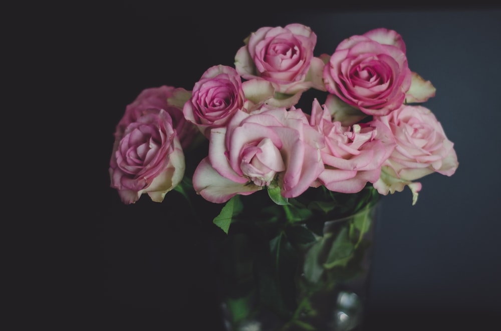 Centro de mesa de flores de rosas rosas