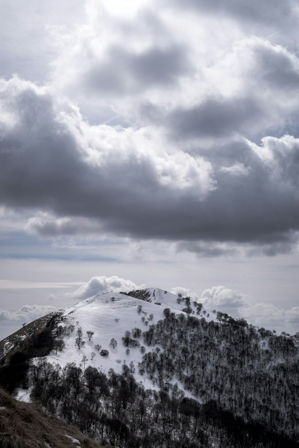 snow caps mountain under white cloud