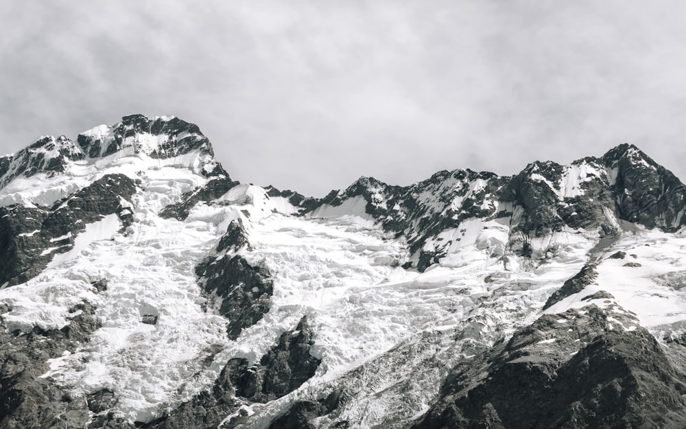 Photographie en niveaux de gris des montagnes