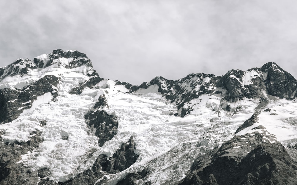 Fotografía en escala de grises de montañas