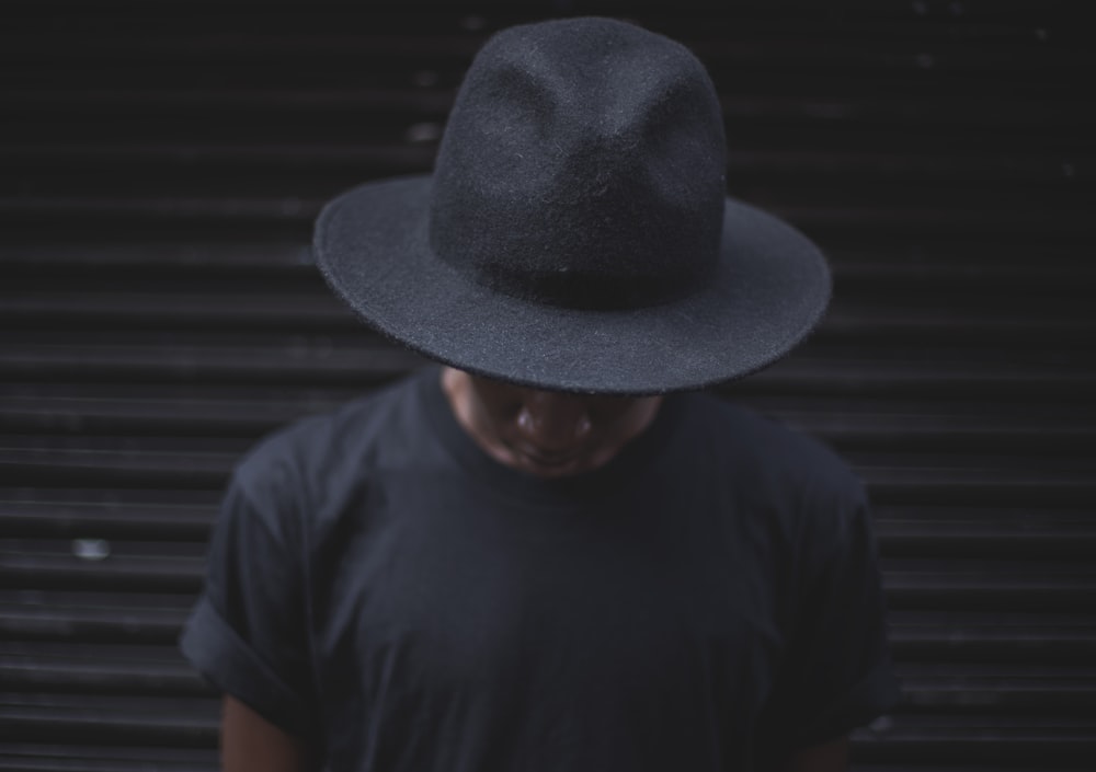 foto de pessoa usando chapéu fedora preto
