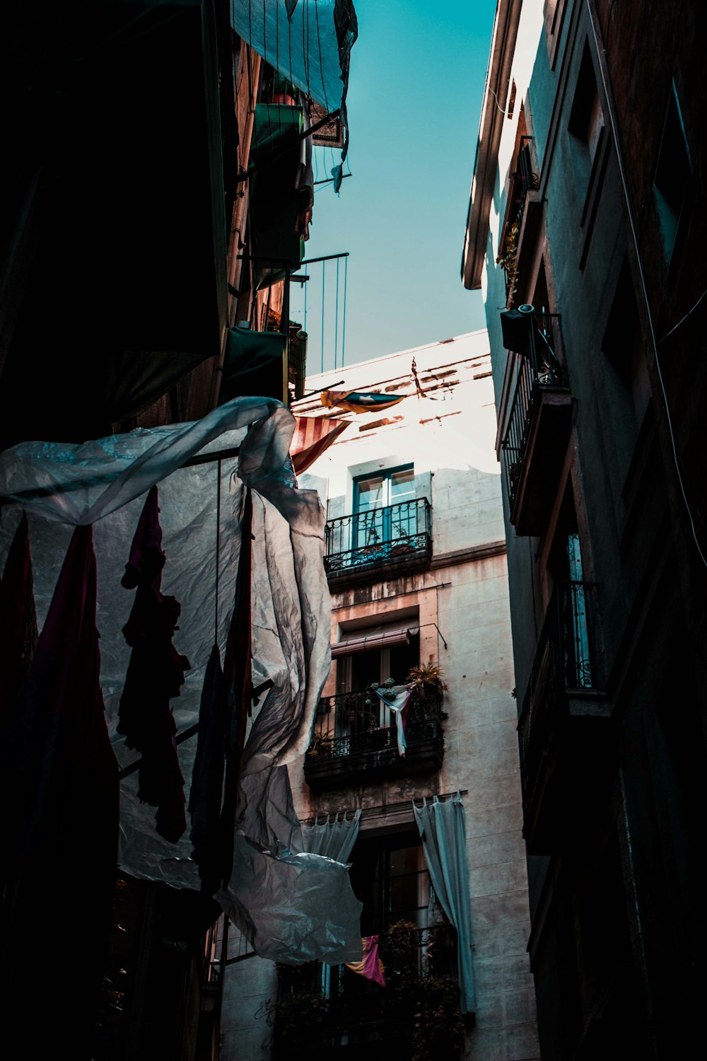 foto de baixo ângulo de edifícios de concreto