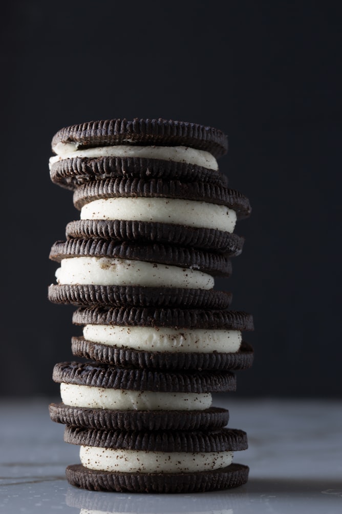 Oreos als Turm aufeinander gestapelt 