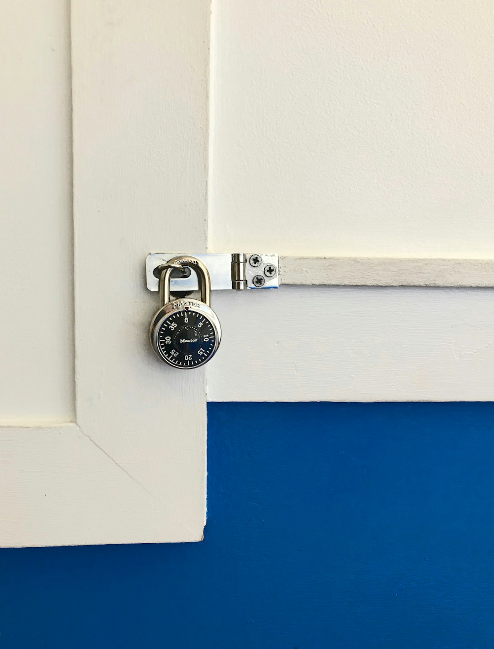 라운드 회색 조합 자물쇠의 근접 촬영 사진