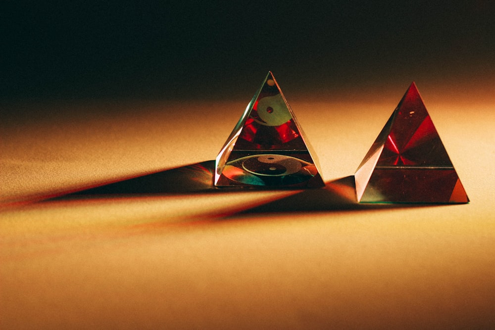 갈색 상의에 두 개의 빨간 피라미드 장식