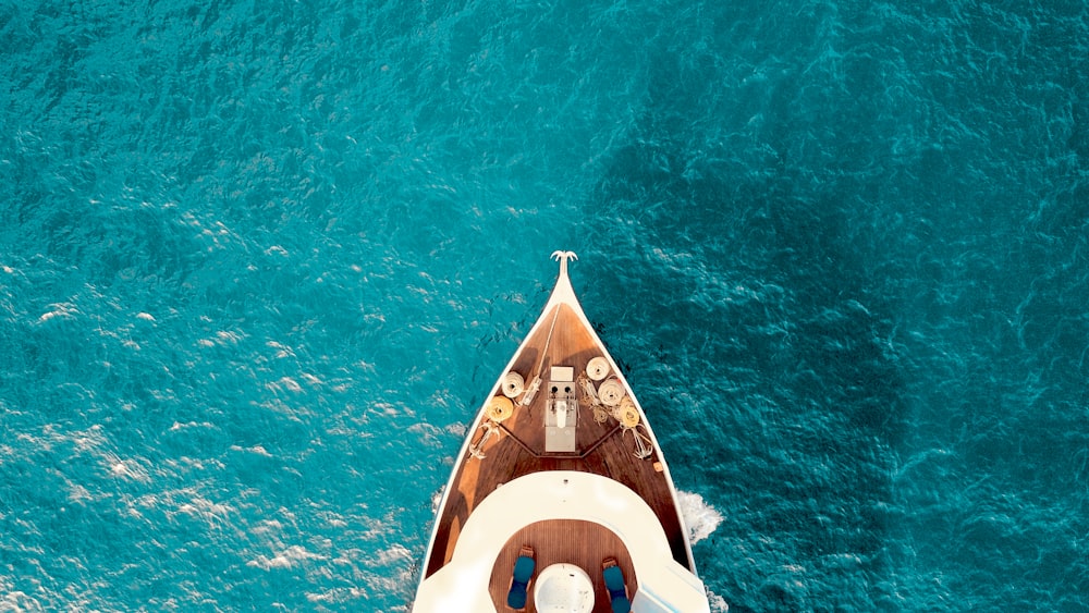 Fotografia a volo d'uccello della barca sullo specchio d'acqua