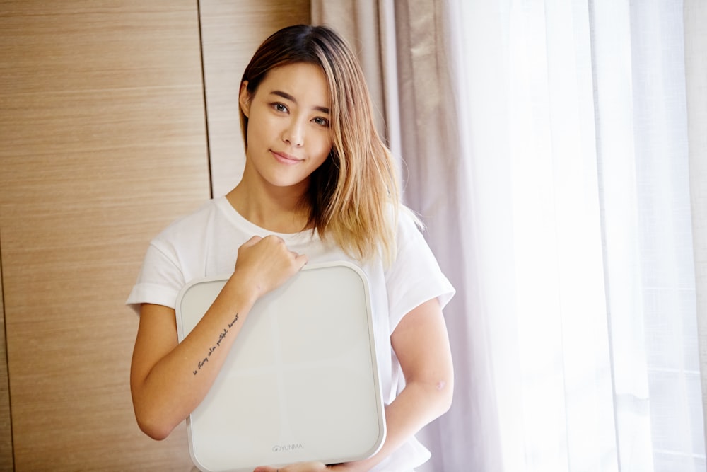 woman holding plate