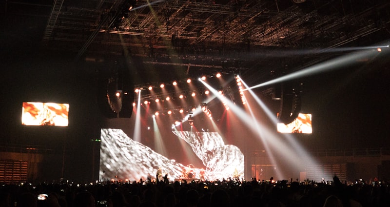 Palco com truss e iluminação em show lotado
