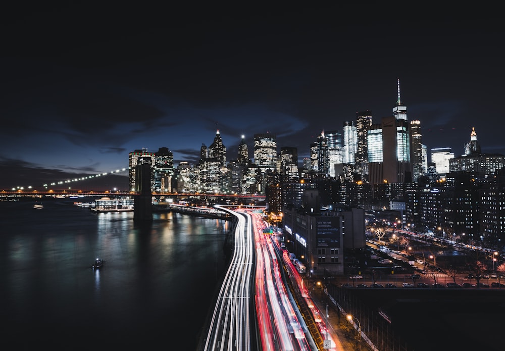 Fotografía time-lapse de edificios de hormigón por la noche