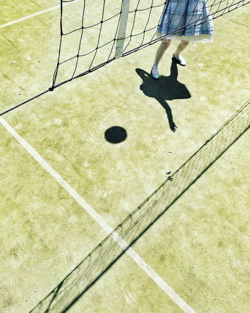 reflexo da sombra da menina que joga voleibol