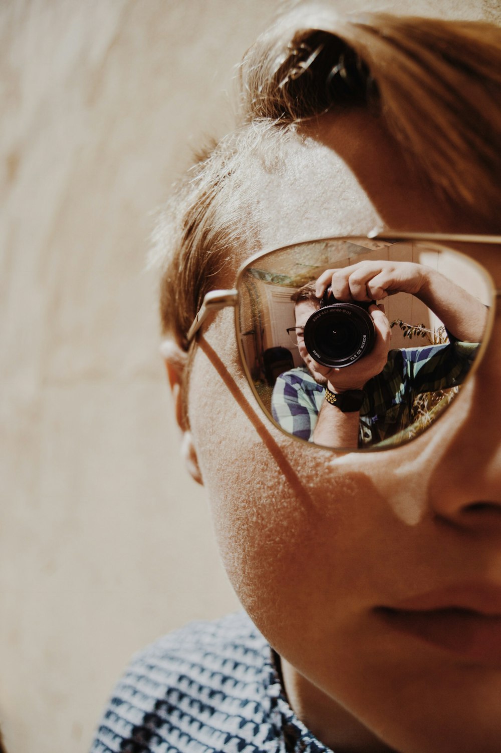 Foto de primer plano de una persona con gafas de sol