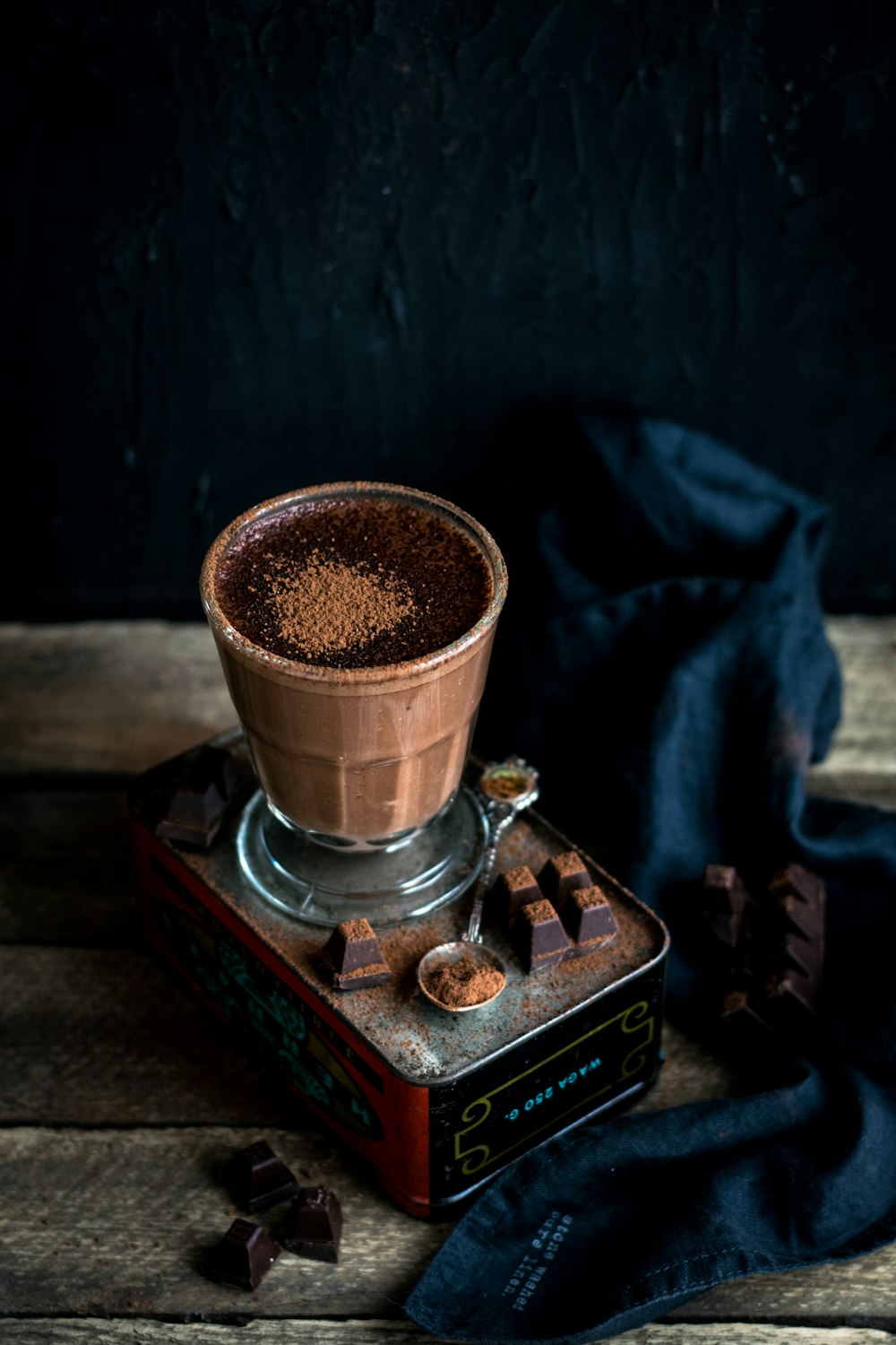 초콜릿 시럽으로 채워진 투명한 음료수 잔 사진