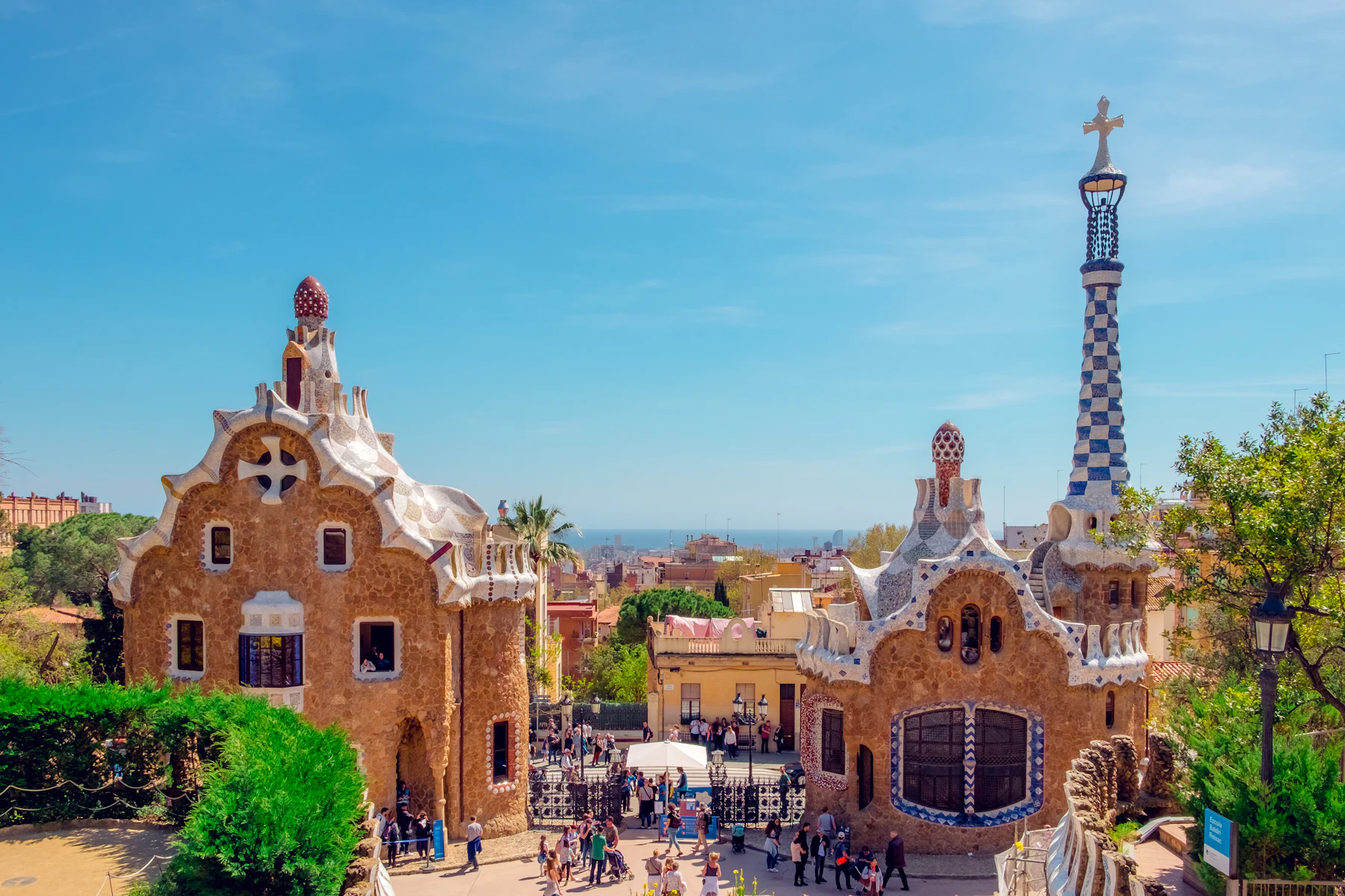 Park Güell – Eingangspavillons und Blick zum Meer
