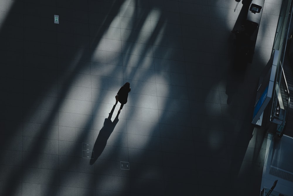 personne debout près de l’escalator