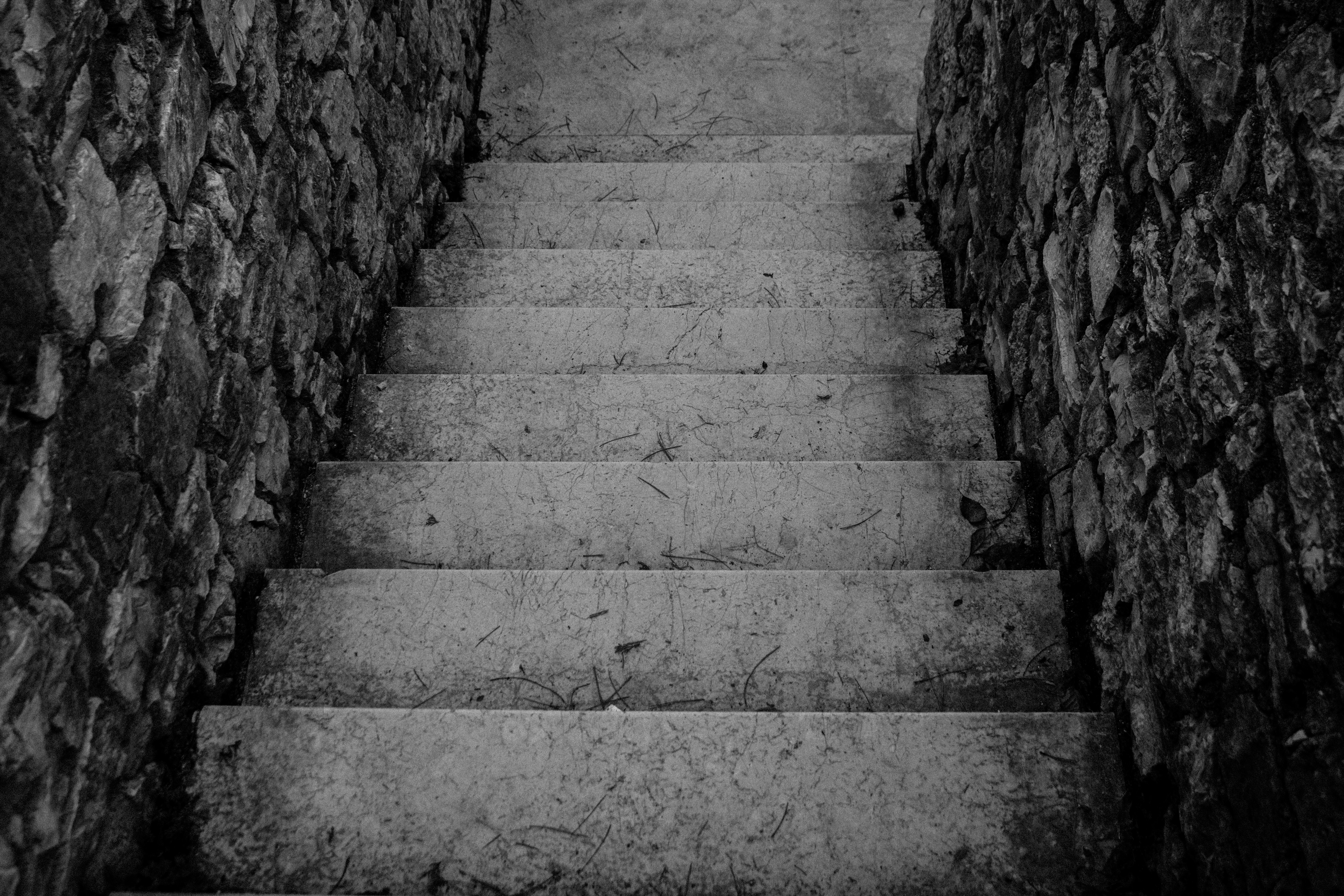 계단을 내려가는 꿈의 의미와 다양한 해석