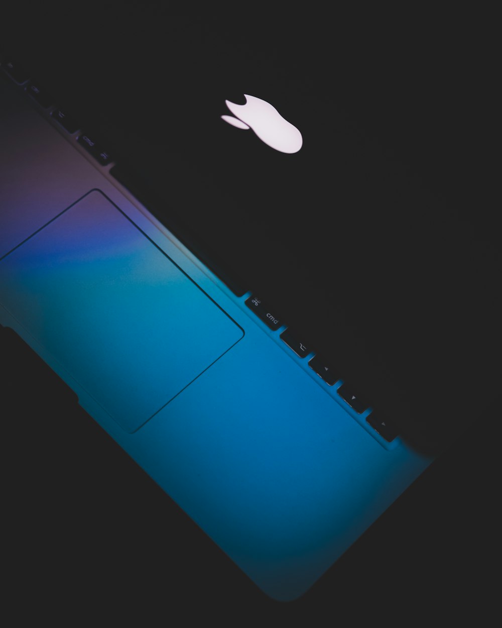 Um close up da parte de trás de um laptop da Apple