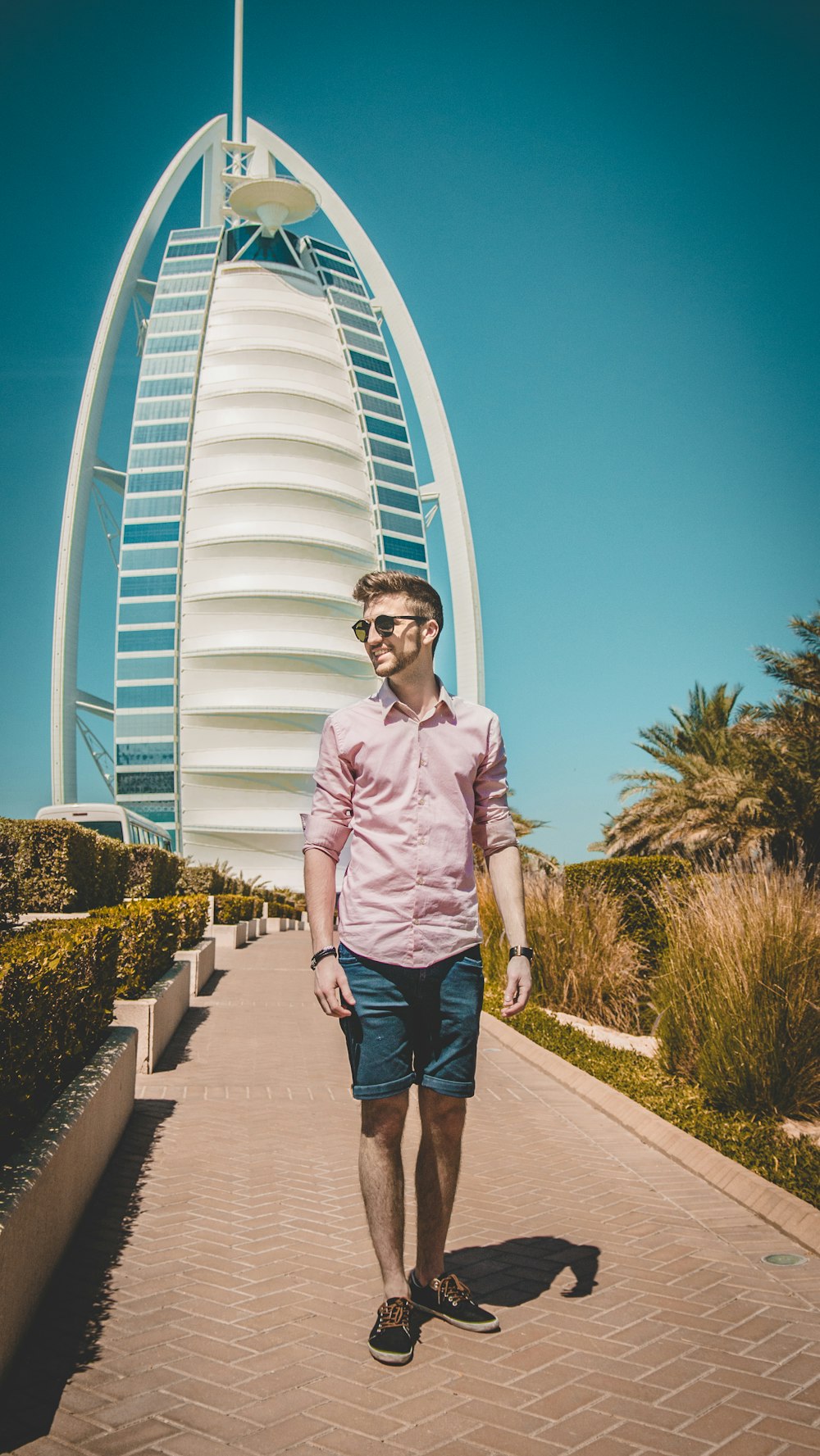 hombre caminando por el camino cerca de Burj Al, Dubai