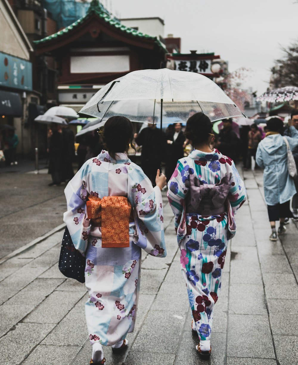 우산 아래 기모노를 입은 두 명의 여성