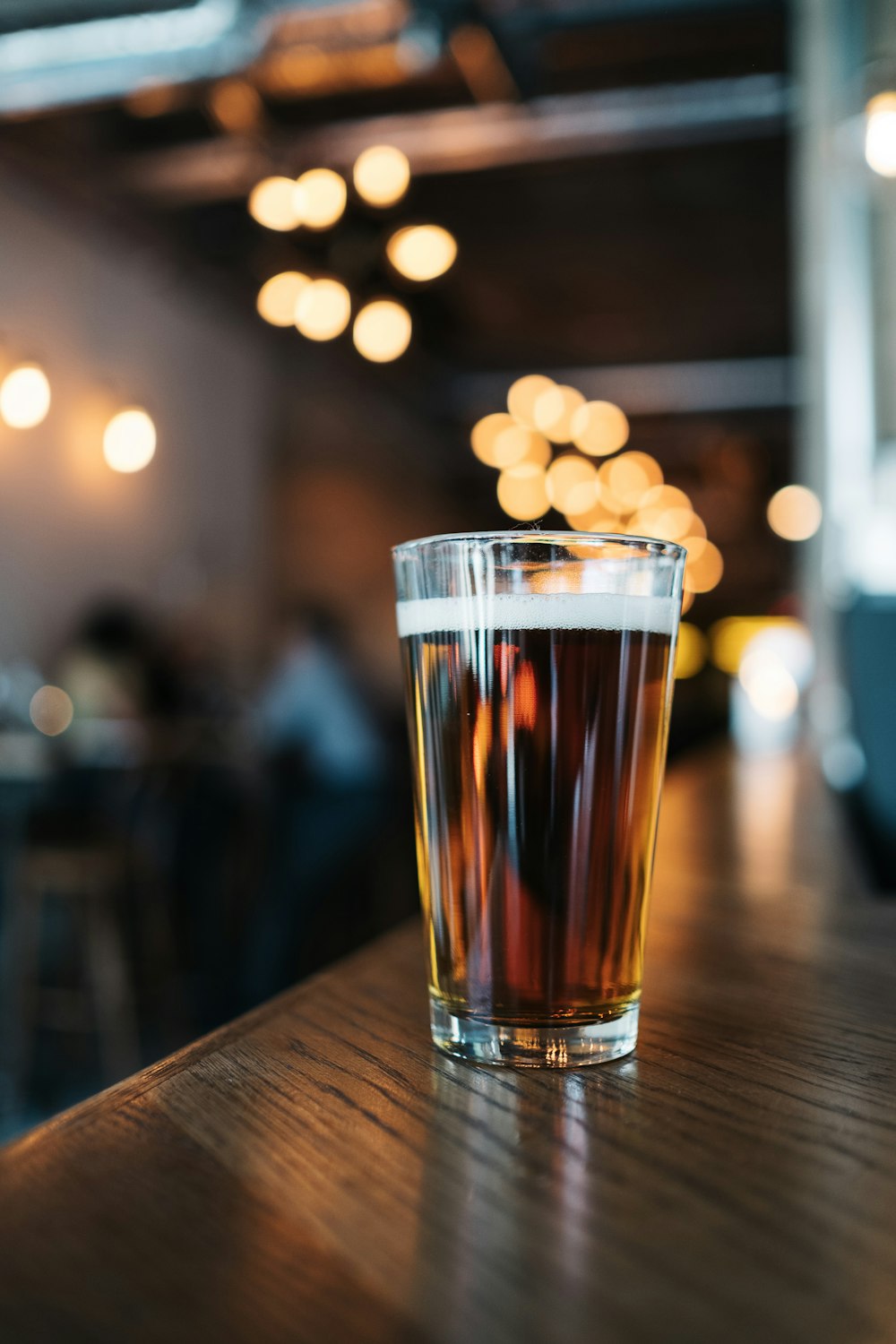 vaso transparente para beber lleno de bebida en la mesa