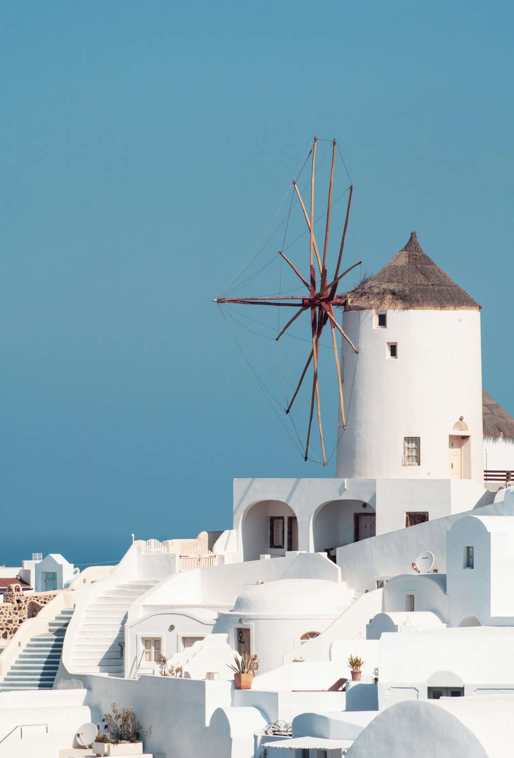 Molino de viento marrón y blanco