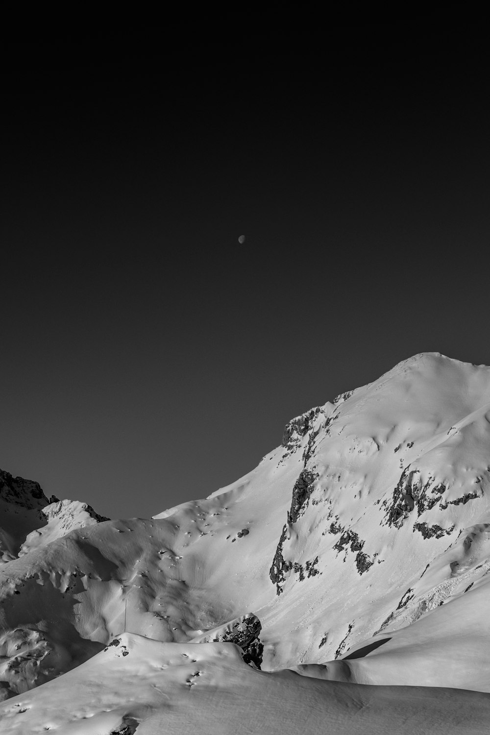 Berg mit Schnee gefüllt