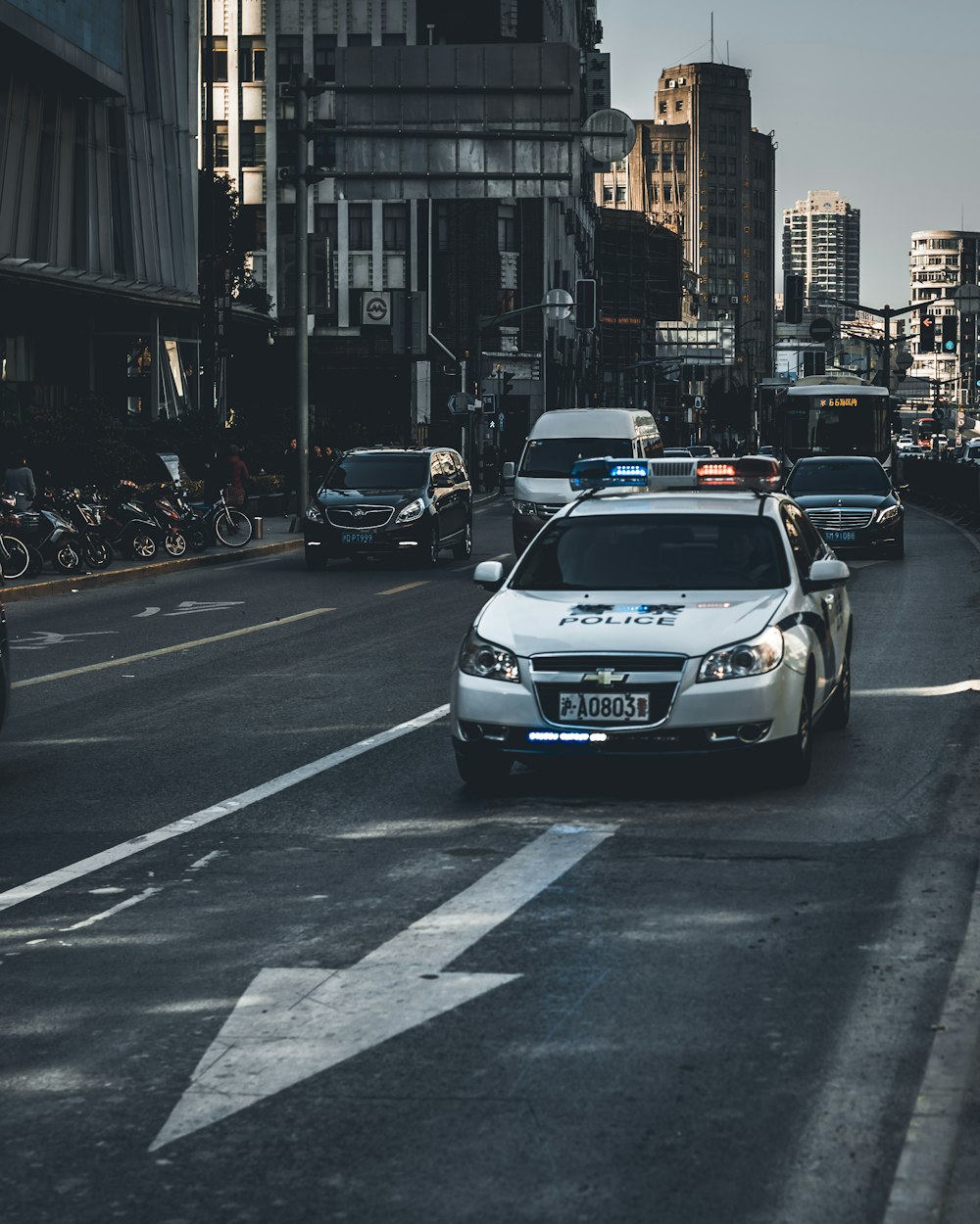 auto della polizia su strada