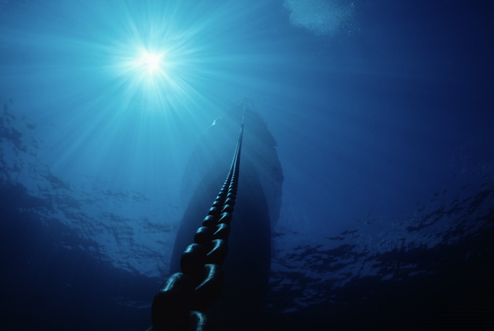 Fotografia di angelo basso della catena dell'ancora della nave