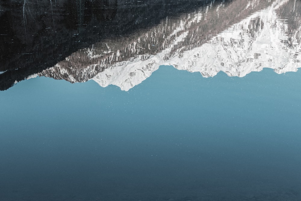 montañas cubiertas de nieve bajo el cielo azul