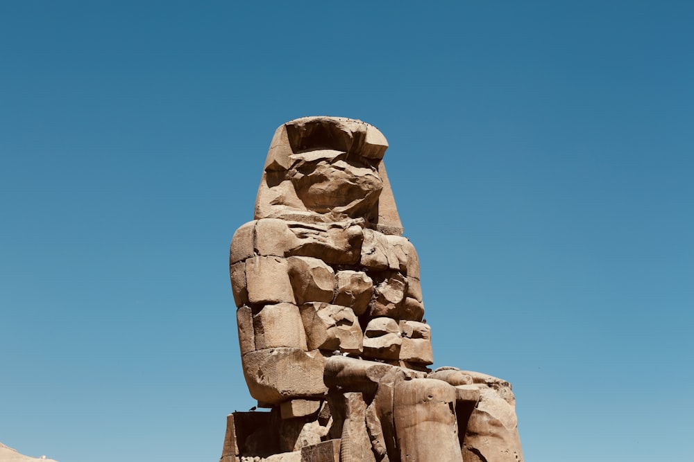 이집트 신 동상의 낮은 각도 사진