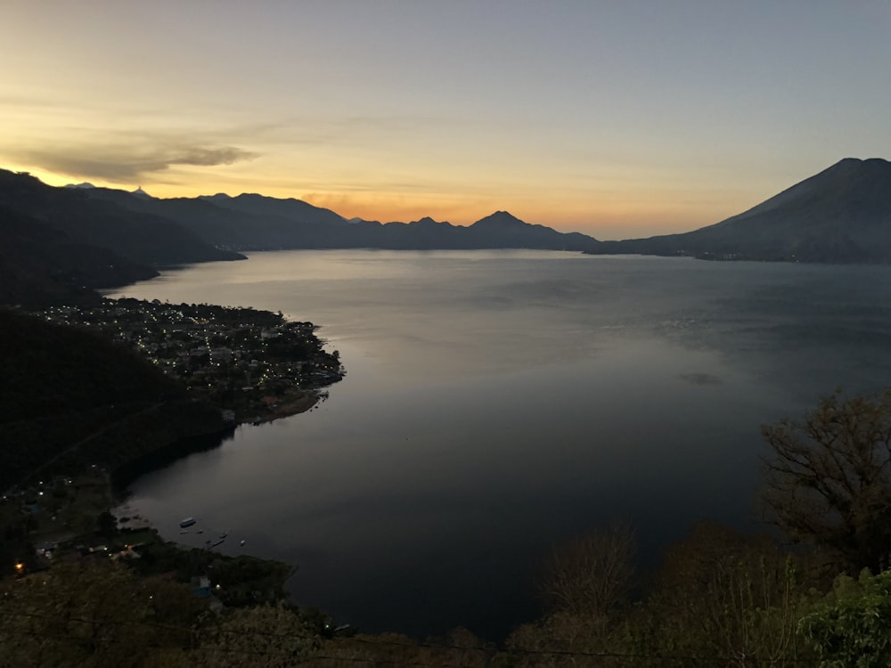 Gewässer zwischen Bergen zur goldenen Stunde