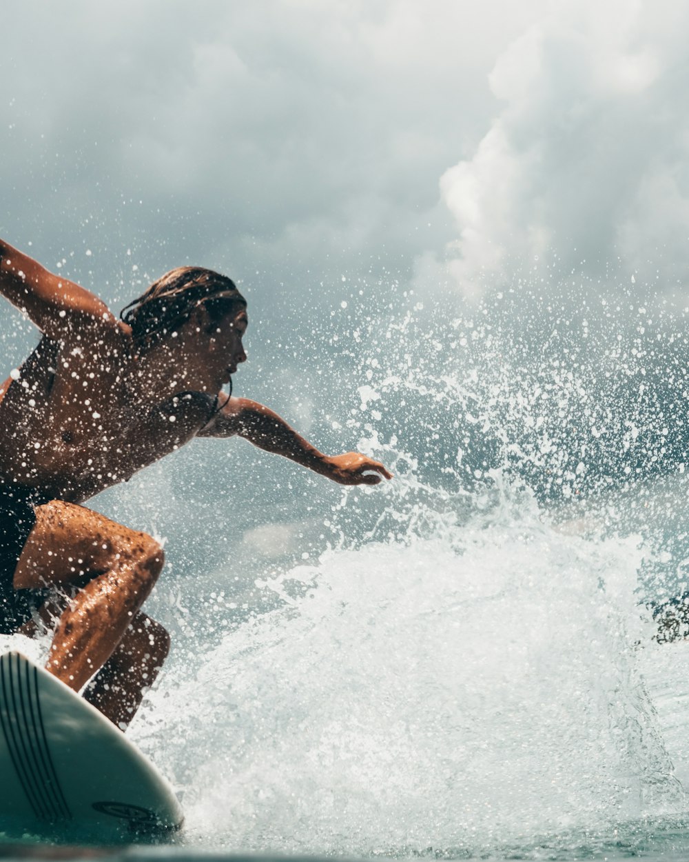 homem surfando