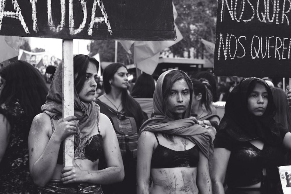 fotografia em tons de cinza de mulheres marchando