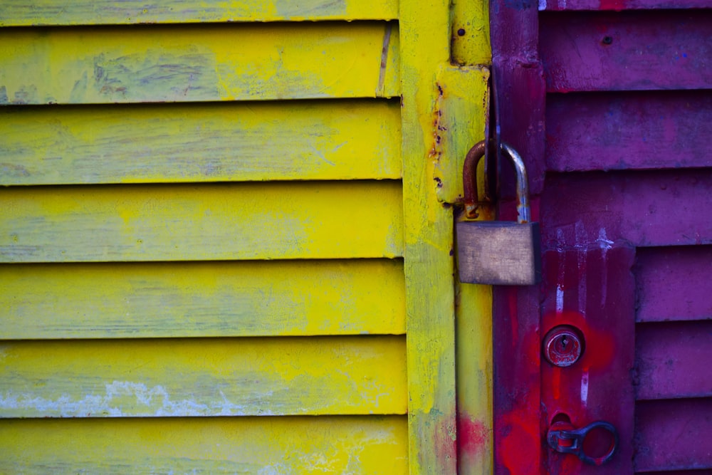 Porte en bois rouge et vert