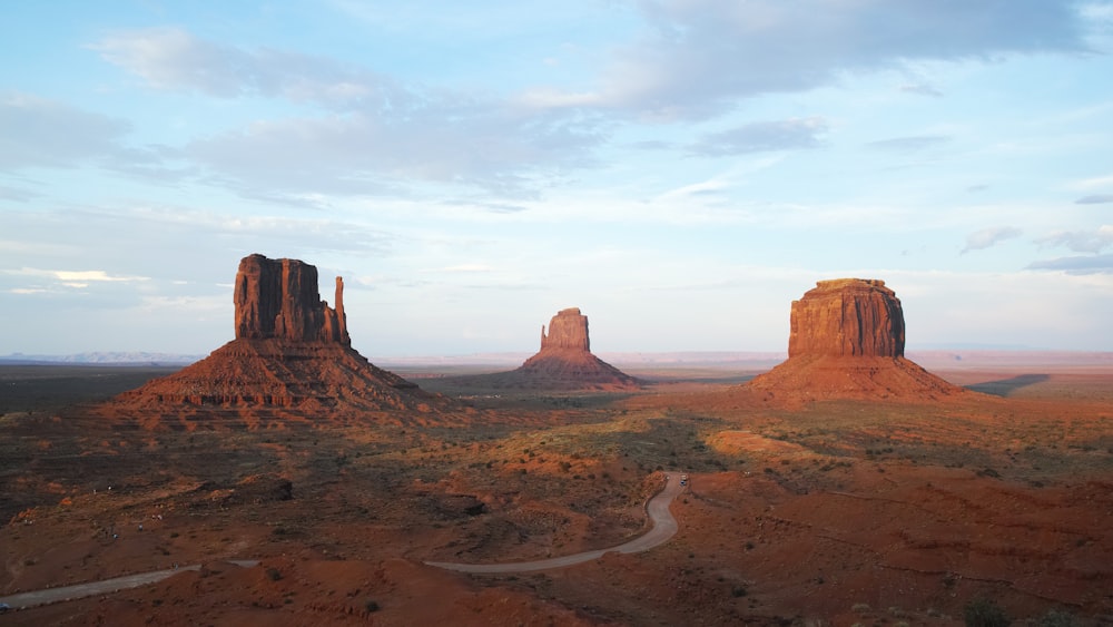 Monument Valley Berge unter Kumuluswolken