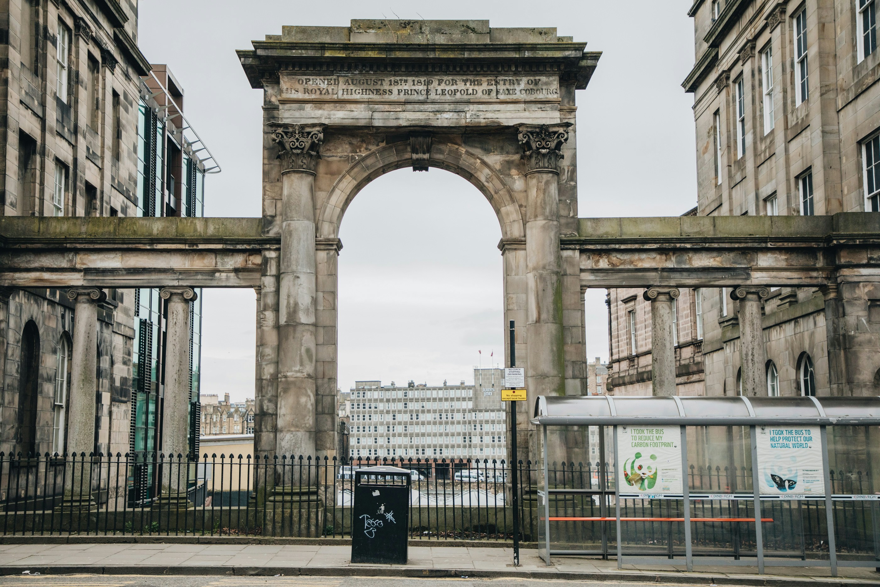Betongebäude in der Nähe eines Gewässers