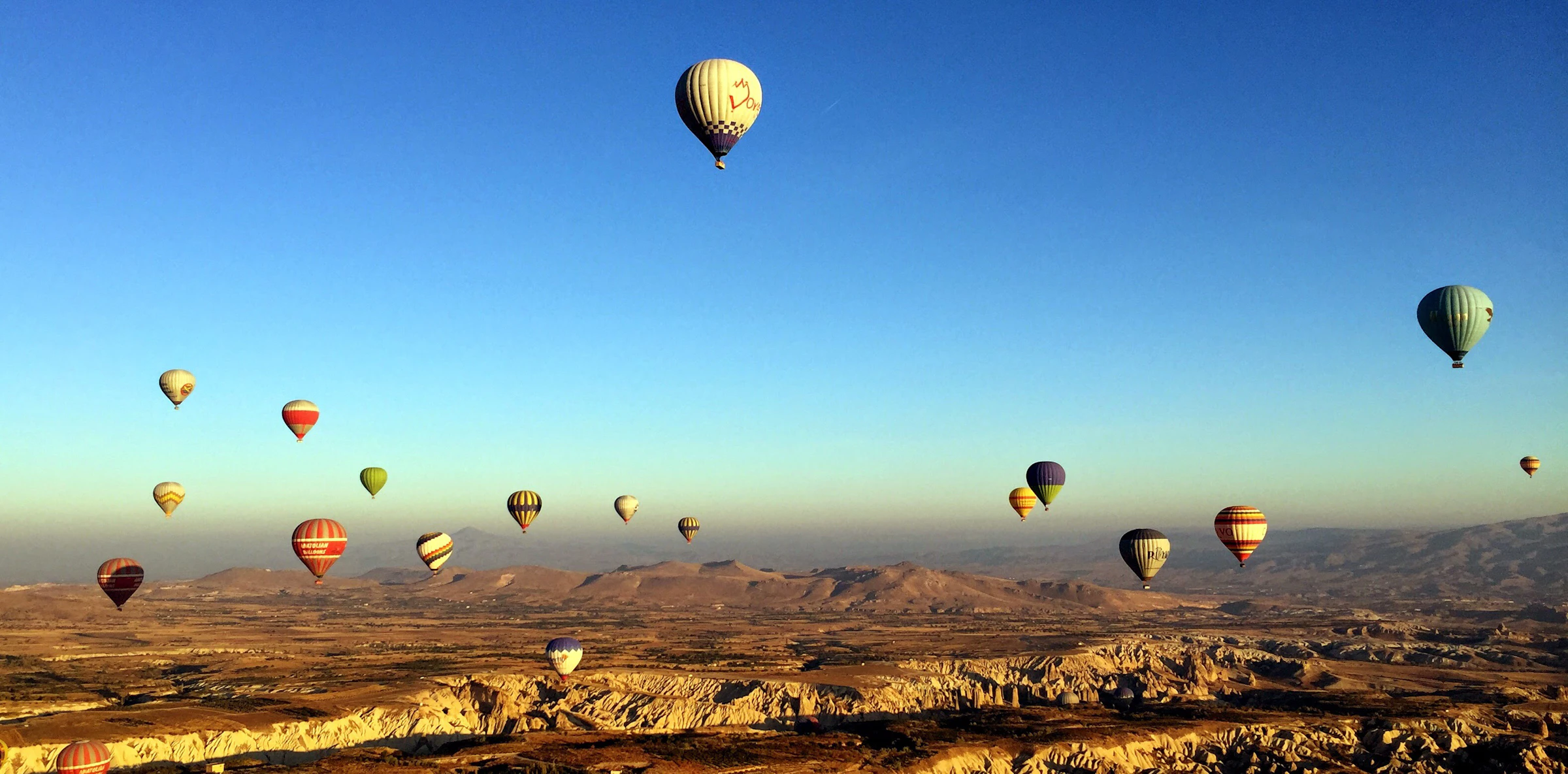Kapadokya vadileri üzerinde sıcak hava balonları