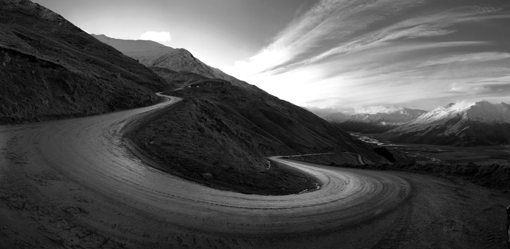 route entourée de montagnes