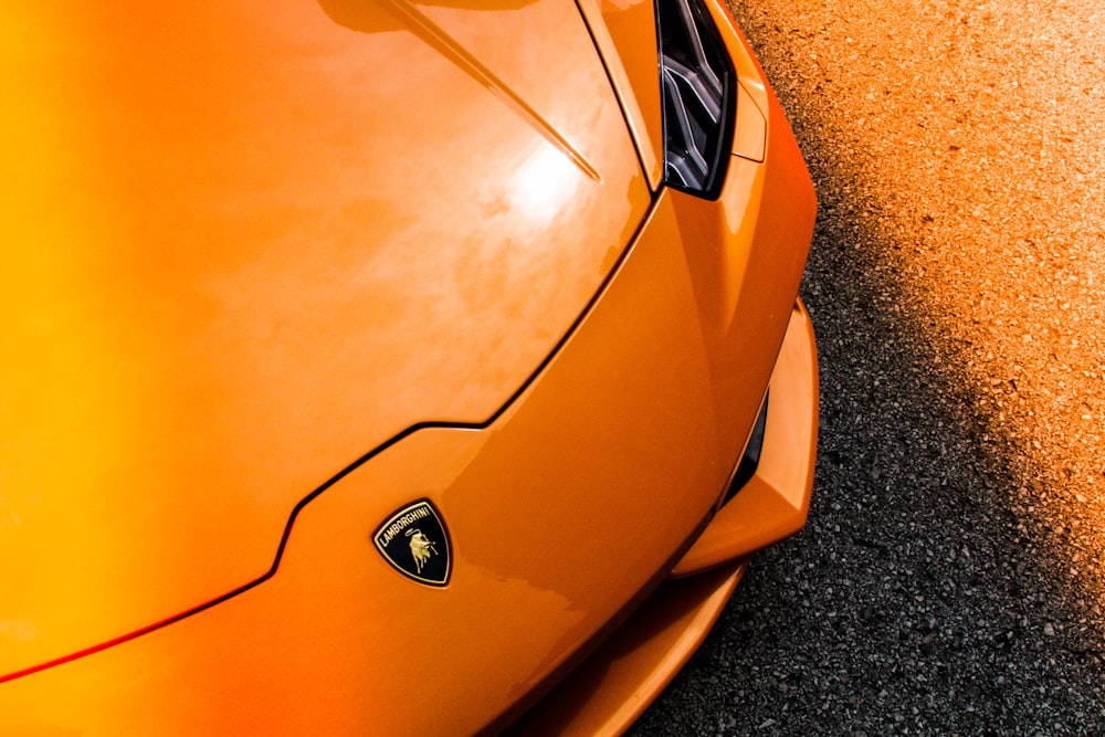 fotografía de primer plano de un vehículo Lamborghini naranja